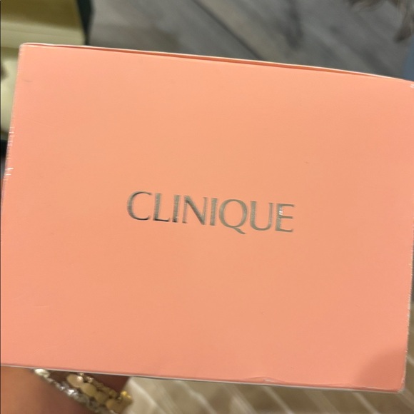 Clinique Set - Picture 2 of 2